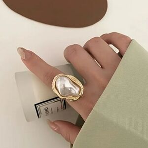 Beautiful abstract Pearl statement ring, NWT